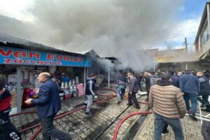 Van'da yaklaşık 250 iş yerinin bulunduğu halk pazarında yangın çıktı.