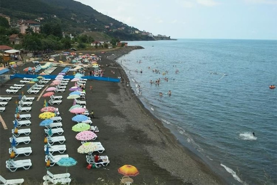 Trabzon'da B&uuml;y&uuml;kşehir Belediyesi'ne bağlı halk plajına gelen Mustafa Uzun, burada