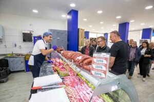 İzmir B&uuml;y&uuml;kşehir Belediye Başkanı Tun&ccedil; Soyer, halka sağlıklı, ucuz ve