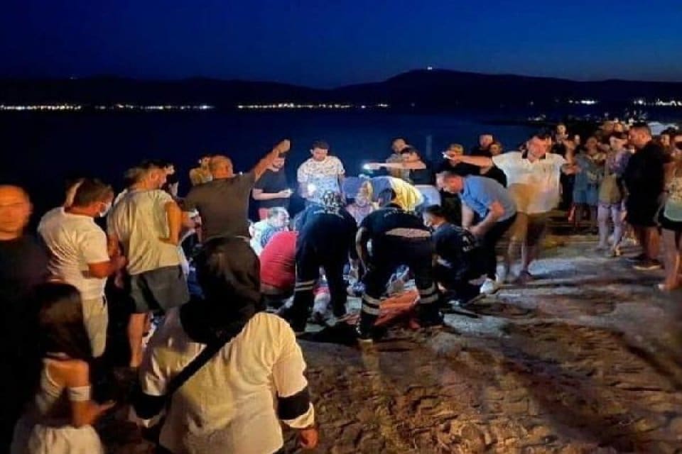İzmir'in Urla il&ccedil;esinde, serinlemek i&ccedil;in girdiği denizde hareketsiz olarak bulunup,