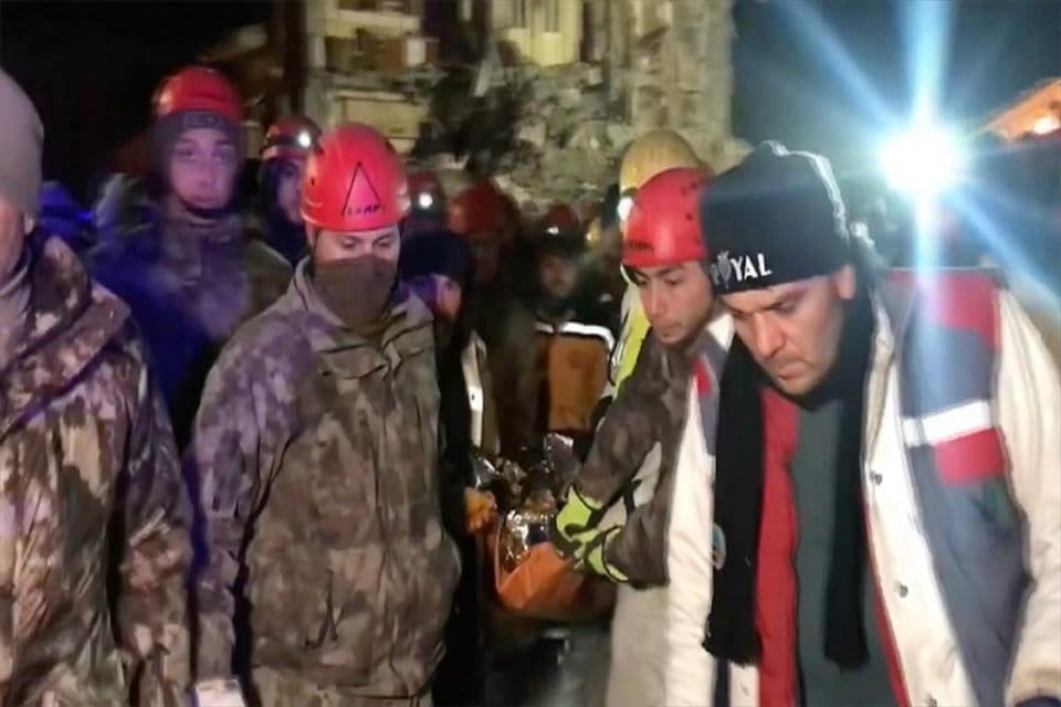 Kahramanmaraş merkezli 10 ili etkileyen depremlerde Gaziantep'in Nurdağı il&ccedil;esinde enkazın