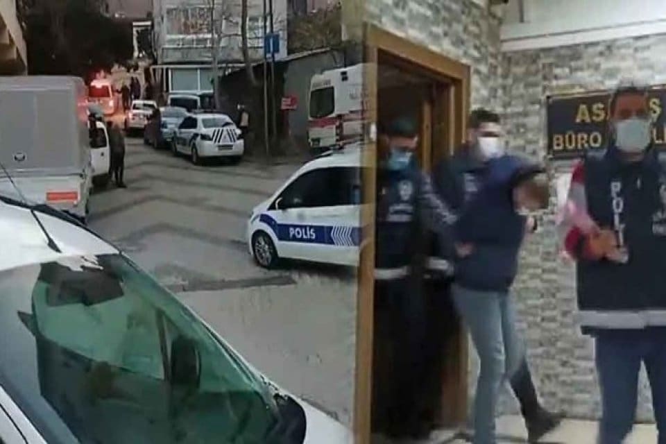 &Ccedil;engelk&ouml;y'de Fas uyruklu bir kişi, dini nikahlı eşini bı&ccedil;akla rehin