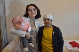 İzmir'de 6 haftalık hamileyken meme kanserine yakalanan Kumru Çelik (38),