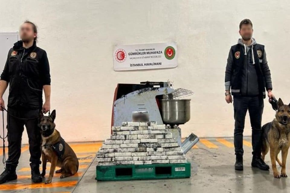 İstanbul Havalimanında Sao Paolo'dan g&ouml;nderilen bir kargoda yapılan incelemede hamur