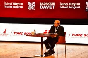 İkinci Y&uuml;zyılın İktisat Kongresi&rsquo;nde konuşan Atat&uuml;rk araştırmacısı, yazar Hanri Benazus,