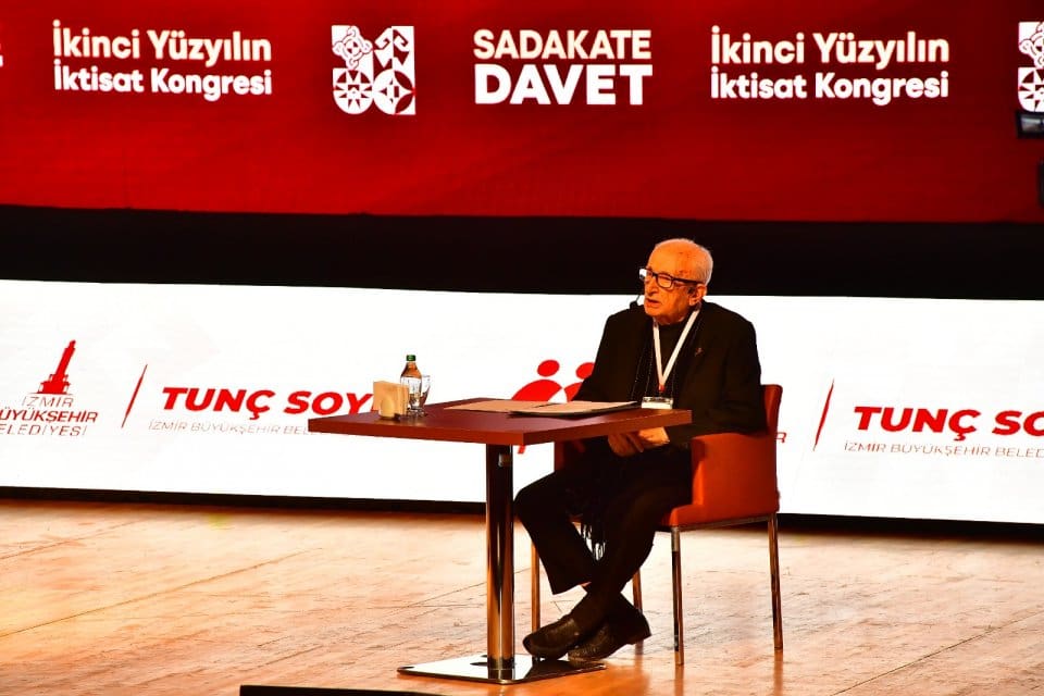 İkinci Y&uuml;zyılın İktisat Kongresi&rsquo;nde konuşan Atat&uuml;rk araştırmacısı, yazar Hanri Benazus,