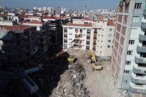 Karşıyaka il&ccedil;esinde, depremde hasar g&ouml;rmesi &uuml;zerine kontroll&uuml; olarak yıkılmak istenilen