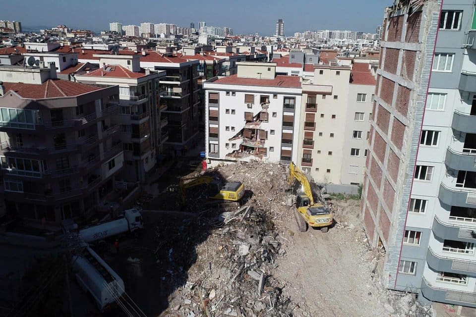 Karşıyaka il&ccedil;esinde, depremde hasar g&ouml;rmesi &uuml;zerine kontroll&uuml; olarak yıkılmak istenilen