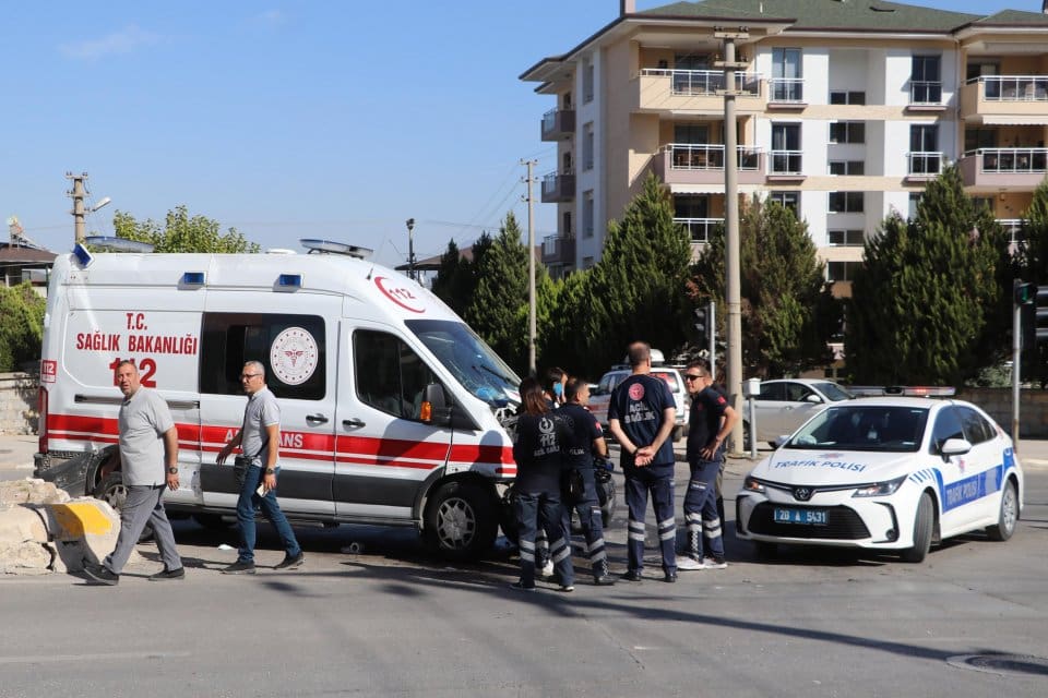 Denizli'nin Merkezefendi il&ccedil;esinde, hasta taşıyan ambulans ile hafif ticari aracın