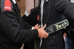 İzmir'in Karabağlar il&ccedil;esinde, hastane g&uuml;venlik g&ouml;revlisi Ali Gelincik, iddiaya g&ouml;re