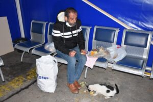 İZMİR'de, önce eşinden ayrılan, ardından da sağlık sorunları nedeniyle işinden