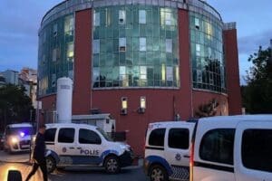 İstanbul Bakırk&ouml;y'de hastane &ouml;n&uuml;nde bekleyen gruba, kimliği belirsiz kişiler tarafından