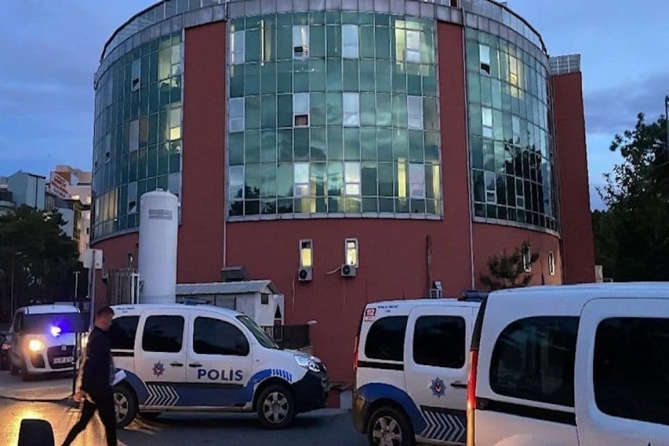 İstanbul Bakırk&ouml;y'de hastane &ouml;n&uuml;nde bekleyen gruba, kimliği belirsiz kişiler tarafından