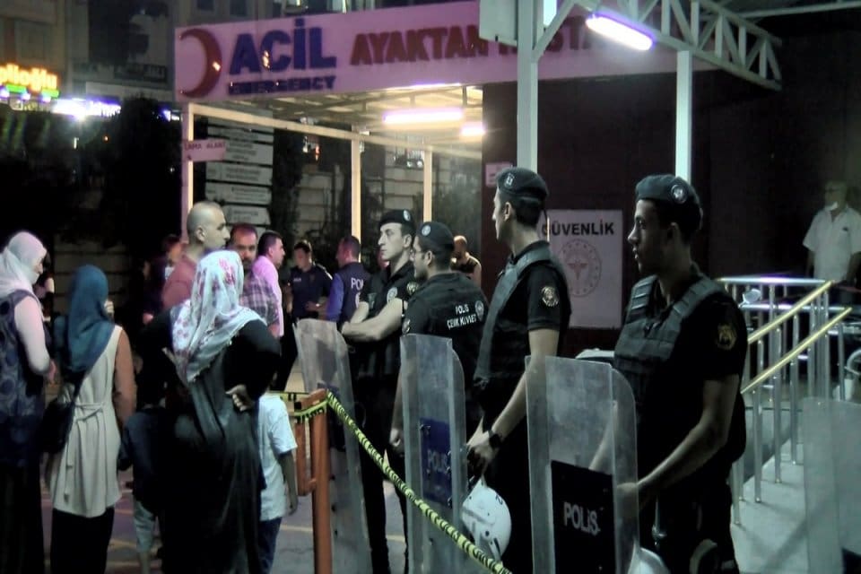 İstanbul Esenyurt'taki hastanede iddiaya g&ouml;re 'sessiz olun' şeklindeki uyarısına sinirlenen