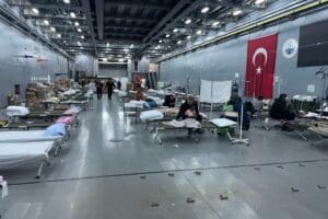 Muğla'dan yaraları sarmak i&ccedil;in deprem b&ouml;lgesine giden g&ouml;n&uuml;ll&uuml; sağlık &ccedil;alışanlarının&nbsp;hastaneye
