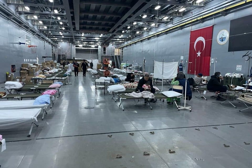 Muğla'dan yaraları sarmak i&ccedil;in deprem b&ouml;lgesine giden g&ouml;n&uuml;ll&uuml; sağlık &ccedil;alışanlarının&nbsp;hastaneye