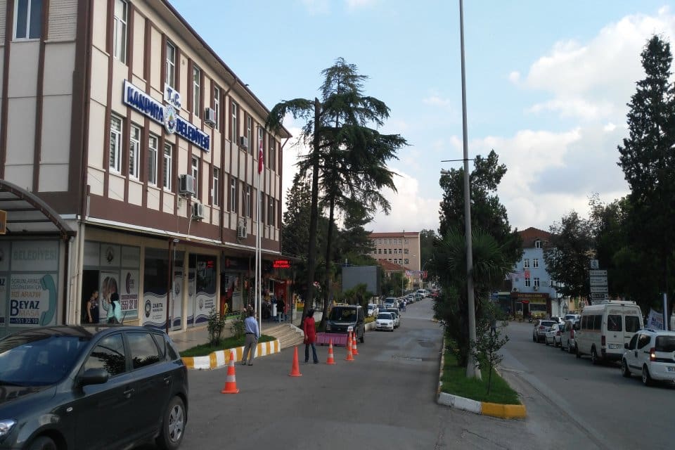 Kocaeli&rsquo;nin Kandıra il&ccedil;esinde hatalı sollama yapan bir s&uuml;r&uuml;c&uuml;ye korna &ccedil;alan