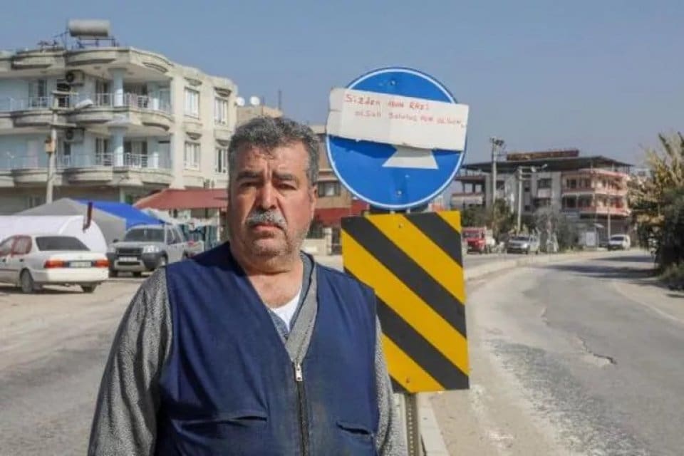 Hatay'ın Samandağ il&ccedil;esi &ccedil;ıkışındaki uyarı levhasına, yardıma gelenlere hitaben 'Sizden