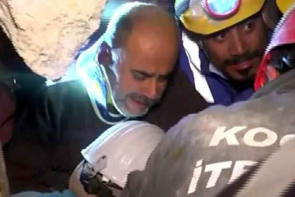 Hatay'da yıkılan apartmanın enkazında kalan Mehmet S&ouml;zer (57), depremden 137