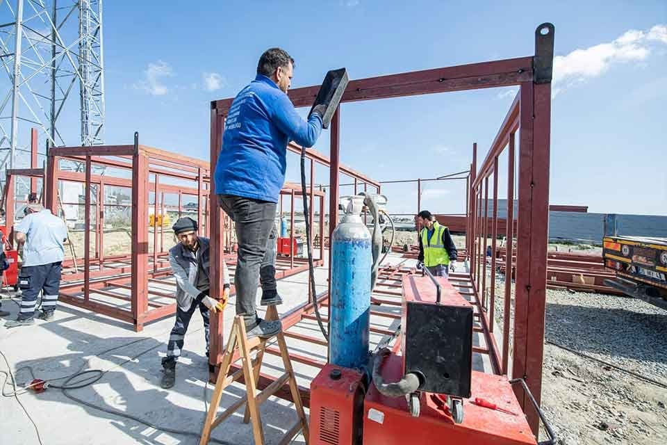 İzmir B&uuml;y&uuml;kşehir Belediyesi&rsquo;nin Hatay&rsquo;da kurduğu &ccedil;adır kentte depremzedelerin barınmasına olanak