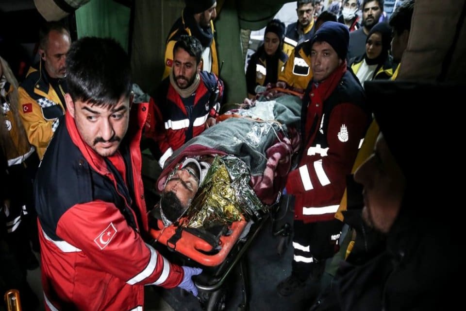 Hatay'ın Defne il&ccedil;esinde depremin 278'inci saatinde bir binanın enkazından 45