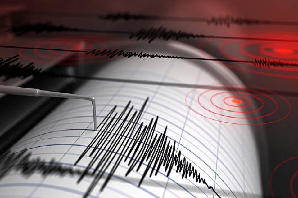 Saat 11.36&rsquo;da ger&ccedil;ekleşen depremin derinliği 7.88 kilometre olarak &ouml;l&ccedil;&uuml;ld&uuml;. MERKEZ