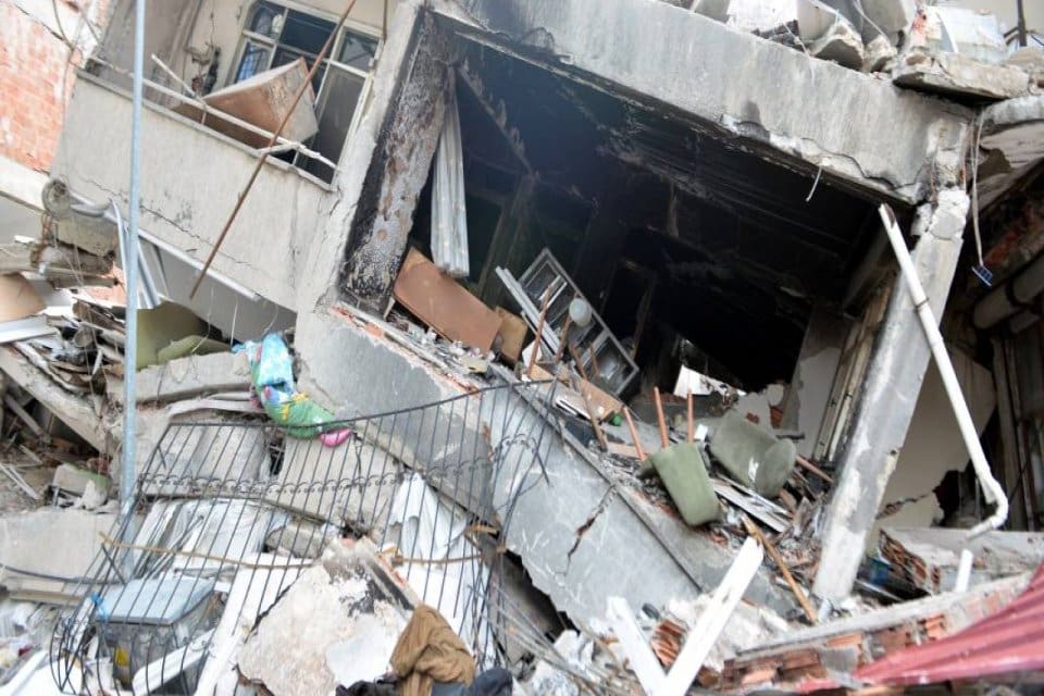 Hatay&rsquo;ın Defne il&ccedil;esinin Armutlu ve Gazi mahallelerinde enkaz altında kalan