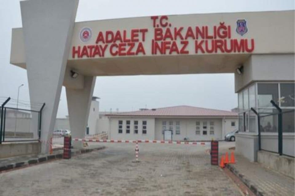 Hatay T Tipi Kapalı Cezavevindeki bazı h&uuml;k&uuml;ml&uuml;ler firar girişiminde bulundu.