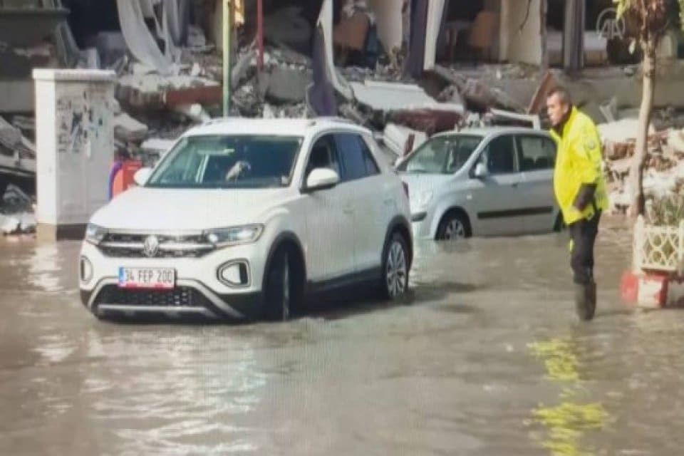 Kahramanmaraş merkezli depremlerden etkilenen Hatay'ın İskenderun il&ccedil;esinde, deniz seviyesinin y&uuml;kselmesi