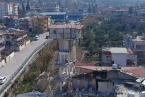 Hatay'ın Antakya il&ccedil;esinde, yarısı &ccedil;&ouml;ken binanın &uuml;zerindeki g&uuml;vercin kul&uuml;besi ayakta