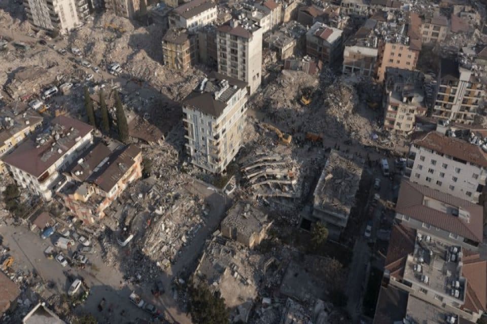 Hatay'da Rende Sitesi'nin depremde yıkılan 2 bloğu 105 kişiye mezar