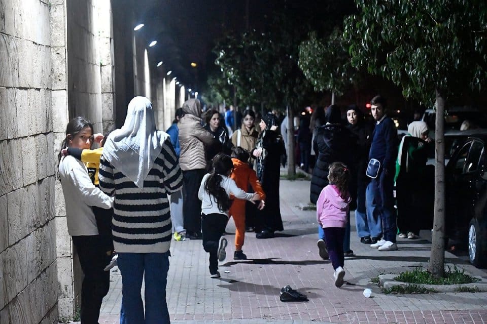 Hatay'ın Defne il&ccedil;esinde meydana gelen 6,4 b&uuml;y&uuml;kl&uuml;ğ&uuml;ndeki deprem Suriye, &Uuml;rd&uuml;n,