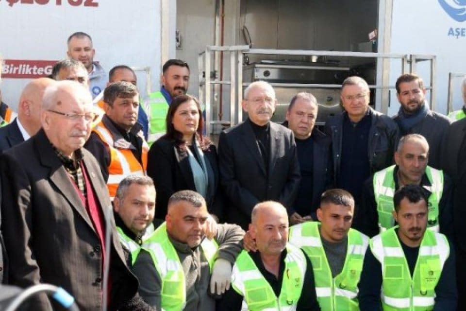 Hatay'da CHP'li belediyelerin oluşturduğu koordinasyon merkezlerinde incelemelerde bulunan CHP Genel