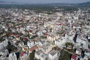 Depremin vurduğu Hatay'da Erzin il&ccedil;esinin yıkıma uğramaması g&uuml;ndem olmuştu. Prof.