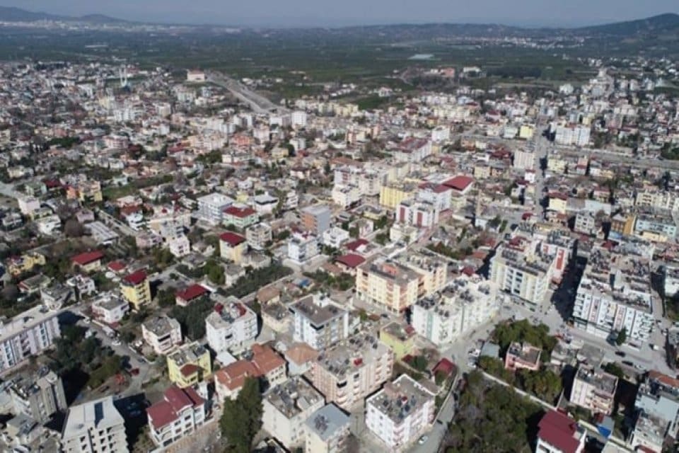 Depremin vurduğu Hatay'da Erzin il&ccedil;esinin yıkıma uğramaması g&uuml;ndem olmuştu. Prof.