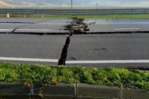 Kahramanmaraş merkezli iki depremde hasar g&ouml;ren Hatay ve Malatya havalimanlarının