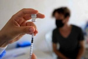 Koronavir&uuml;s aşısında yeni hatırlatma dozu randevusu a&ccedil;ıldı. Son yaptırdığı aşının