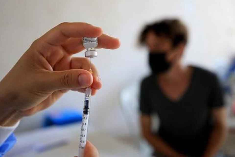 Koronavir&uuml;s aşısında yeni hatırlatma dozu randevusu a&ccedil;ıldı. Son yaptırdığı aşının