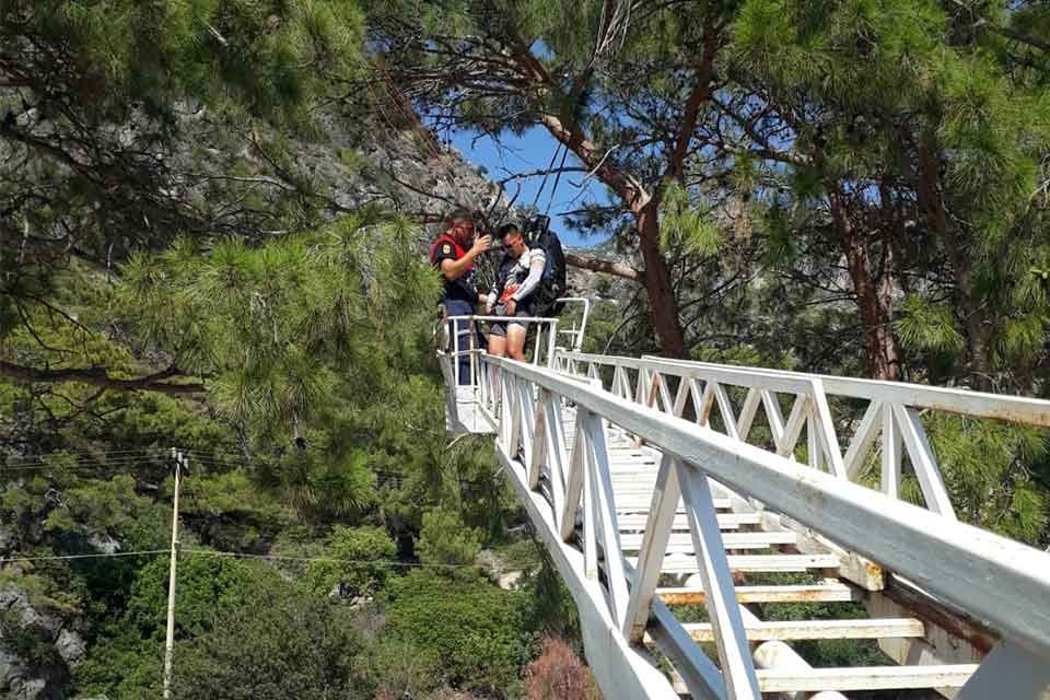 MUĞLA'nın Fethiye il&ccedil;esinde tekli u&ccedil;uş yapan ve ağaca takılan yama&ccedil;