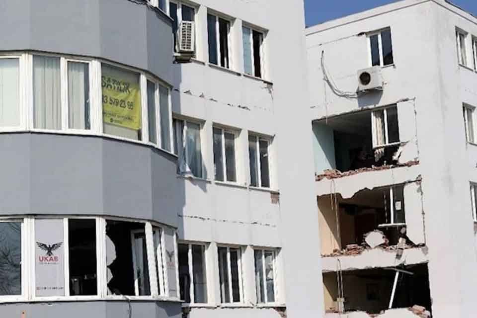 Hatay, depremlerin ardından hayalet şehre d&ouml;nerken, hasarlı binalardan geriye 'kiralık'