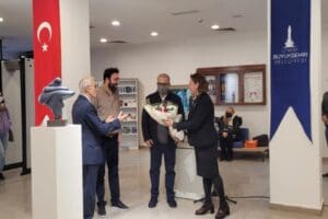 İzmir B&uuml;y&uuml;kşehir Belediyesi&rsquo;nin desteğiyle sanat&ccedil;ı Metin &Uuml;nsal&rsquo;ın şiddetin yarattığı hasarları