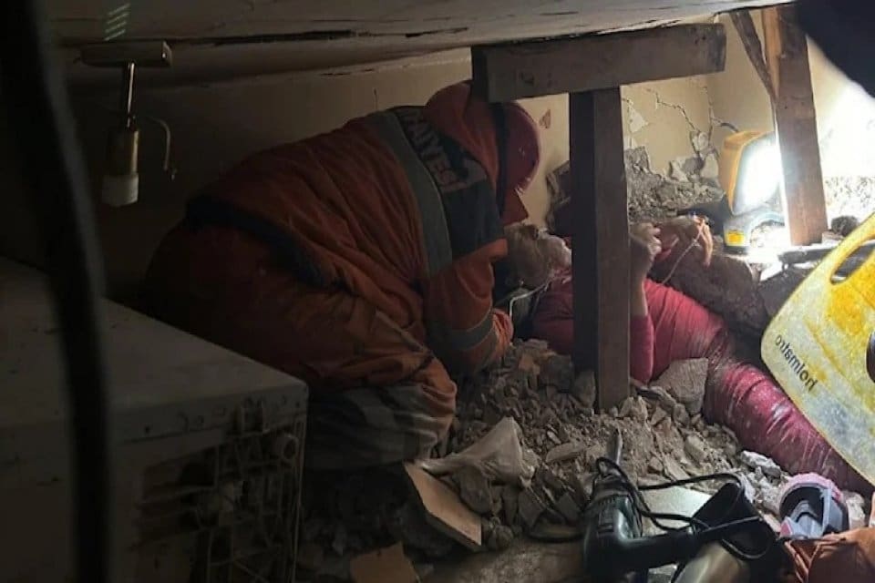 Hatay'da arama-kurtarma &ccedil;alışmalarına katılıp, 13 kişiyi enkazdan sağ kurtaran Konya