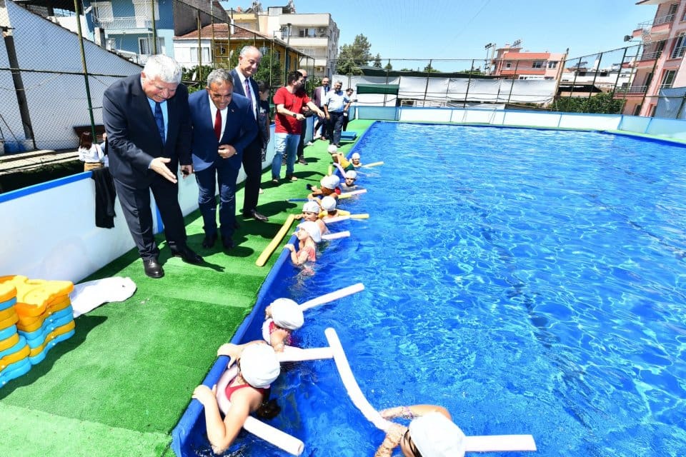 İzmir B&uuml;y&uuml;kşehir Belediye Başkanı Tun&ccedil; Soyer&rsquo;in arka mahallelerdeki &ccedil;ocukları sporla