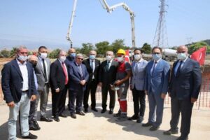 İzmir'de hayırsever vatandaşlar, özellikle deprem sonrası açığa çıkan derslik ihtiyacının