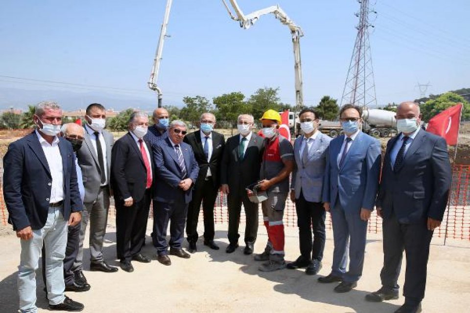 İzmir'de hayırsever vatandaşlar, özellikle deprem sonrası açığa çıkan derslik ihtiyacının