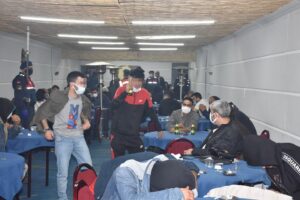 İzmir'in Menemen ilçesinde, jandarma ekiplerinin bir hayvan çiftliğine yaptığı kumar