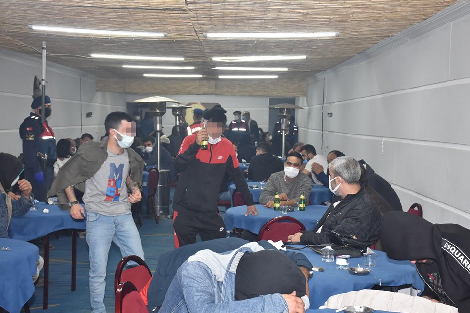 İzmir'in Menemen ilçesinde, jandarma ekiplerinin bir hayvan çiftliğine yaptığı kumar
