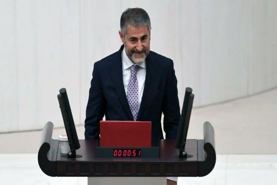 Hazine ve Maliye Bakanı L&uuml;tfi Elvan, g&ouml;revini Nurettin Nebati'ye devretti.