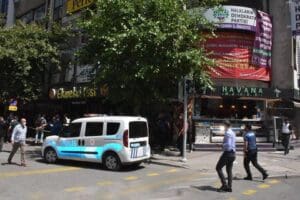 İzmir'in Konak il&ccedil;esindeki HDP İl Başkanlığı'nda Deniz Poyraz'ı (38) tabancayla