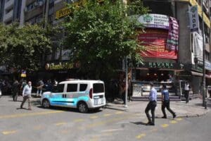 İzmir'deki HDP il binasına d&uuml;zenlenen saldırı sırasında parti binasında bulunan